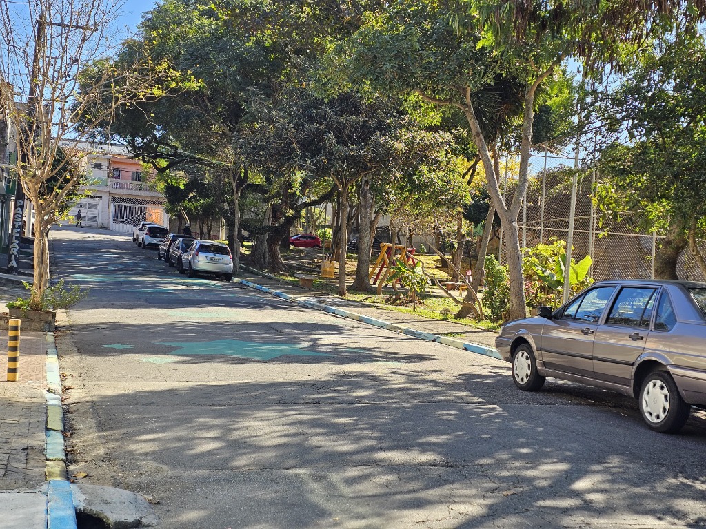 Amplo estacionamento na praça em frente ao salão