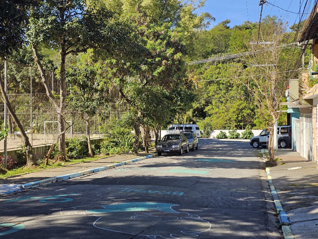 Vagas para carros na praça em frente